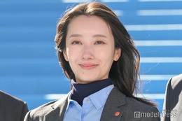 波瑠、独立後初の公の場 “柊班”刑事スタイルでブルーカーペット登場【アイシー～瞬間記憶捜査・柊班～】 画像