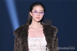 中町綾、リムレスメガネ×オールバックヘアがお似合い ミニワンピから美脚披露【TGCしずおか2025】 画像