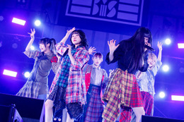 第3期BiS、解散ライブで5年半の活動に幕「今日ほど時間が惜しい日はないです」割れんばかりの歓声上がる 【Finale of third BiS】 画像