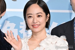 井上真央、白ドレス姿で美脚披露 天然ぶり明かされる【サンセット・サンライズ】 画像
