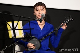 上白石萌歌、舞台挨拶で三線生披露 赤楚衛二「本当に沖縄の風景が見えてきました」【366日】 画像