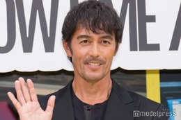 阿部寛「4人合わせてPerfumeです」無茶振りで自己紹介 赤面でポーズ決める【ショウタイムセブン】 画像