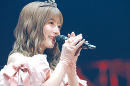 “日向坂46イチの泣き虫”東村芽依、笑顔で卒業セレモニー ピンクのドレス姿で9年間の思い語る「ほんとに幸せ」【セットリスト】 画像