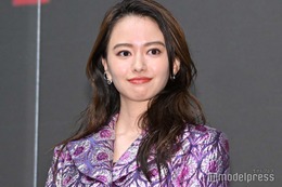 山本舞香、変形ワンピからスラリ美脚大胆披露「着こなせるのがすごい」「スタイル良すぎ」の声 画像