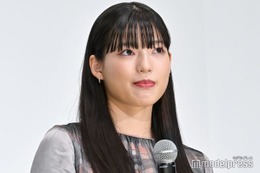 石井杏奈、美脚チラリ モノクロショットに絶賛の声「かっこいい」「脚の綺麗さ際立つ」