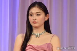 ゆうちゃみ、華やかドレスで美スタイル輝く 受賞選手を祝福 【K-1 AWARDS 2024】