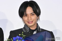 中島健人、共演者に花束プレゼント “サプライズ返し”でハプニング「花があれば掴んじゃう」【知らないカノジョ】