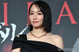 吉岡里帆、ワンショルドレスで登場 アクションシーンの撮影秘話明かす「朝までかかったり」【「ガンニバル」シーズン2】