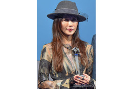 工藤静香、大胆スリットから美脚のぞく 黒ドレス姿に「セクシーでかっこいい」「ドキッとした」と反響 画像