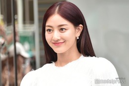 TWICEジヒョ、東京観光満喫中のオフショットが話題「普通に電車乗ってるの信じられない」の声 画像