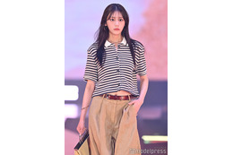 貴島明日香、引き締まったウエストのぞく涼しげコーデ【GirlsAward 2025SS】