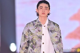 豊田裕大、オールバックで雰囲気ガラリ 鋭い視線に観客夢中【GirlsAward 2025SS】