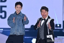 寺門ジモン、10年ぶり「ガルアワ」サプライズ登場 綱啓永と「ヤー」ポーズで会場沸かす【GirlsAward 2025SS】