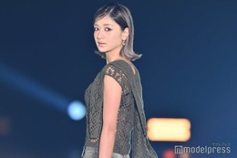 みちょぱ、透かし編みニット×大胆スリットの肌見せコーデで登場【GirlsAward 2025SS】 画像