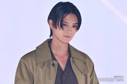 岩瀬洋志、クールな視線でオーラ放つ【GirlsAward 2025SS】