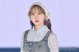 元日向坂46加藤史帆、センタースリットから色白美脚チラリ【GirlsAward 2025SS】