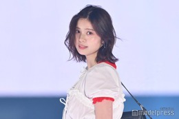 星乃夢奈、レイヤードコーデ着こなし キャップ外し視線集める【GirlsAward 2025SS】