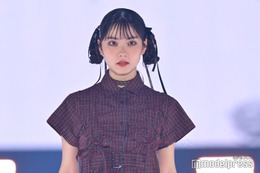 Girls2菱田未渚美、ラインストーン×囲み目メイクが新鮮【GirlsAward 2025SS】