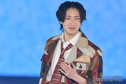 B&ZAI川崎星輝、ランウェイにシークレット登場 1年ぶり「ガルアワ」出演でウィンク【GirlsAward 2025SS】