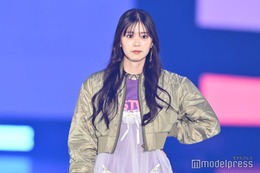 超ときめき宣伝部・坂井仁香、スネーク柄ボトムスがインパクト大 甘辛スタイルで会場魅了【GirlsAward 2025SS】
