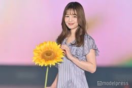 横田真悠、フリルドレスから素肌チラリ【GirlsAward 2025SS】
