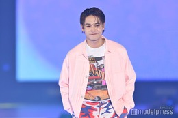 井上想良、柄物×ピンクシャツの組み合わせコーデ【GirlsAward 2025SS】 画像