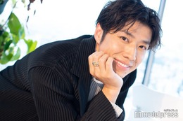 「バチェラー4」黄皓、妻とお揃いコーデ 手繋ぎショットに反響「2人ともスタイル抜群」「仲良しで微笑ましい」