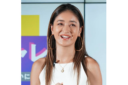 みちょぱ、大胆に美脚を披露したデニムスカートコーデに反響「お洒落でカッコイイ」「ナイススタイル」
