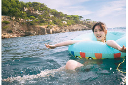 乃木坂46筒井あやめ、地中海を笑顔で泳ぐ 1st写真集先行カット第12弾解禁【感情の隙間】