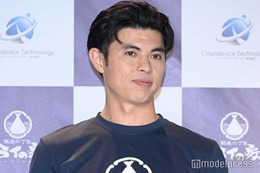 小島よしお、和装姿の息子を抱っこ「大きくなってる」「服装もお部屋もセンス抜群」の声