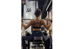 菜々緒、美背中披露のトレーニング姿に絶賛の声「カッコ良すぎ」「フォームも完璧」 画像