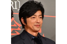 大沢たかお、オフィスワーク風の微笑みSHOTにファンうっとり「横顔が美しすぎ」「素敵︎です」