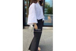小柄さんが白ブラウスを着るなら、こんな着こなしを。スラっと見えを叶える美バランスとは【40代の毎日コーデ】