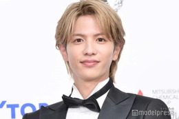 志尊淳、母との肩組み2ショット披露「絵になる」「2人とも脚長い」の声 画像