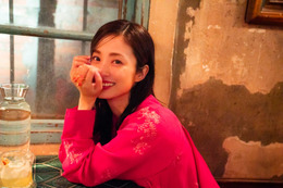 上戸彩、15年ぶり写真集決定 寝起き・ピュアな表情…俳優デビュー25周年で多彩な魅力放つ【Midday Reverie】 画像