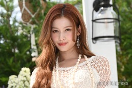 TWICEサナ、純白ニットワンピから美脚透ける 表参道に登場【ラルフ ローレン ザ ハンプトンズ ガーデン】 画像