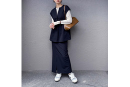 体のラインが出にくい！ダンボール素材ジレ×スカートのセットアップ風スタイル【40代の毎日コーデ】