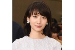 波瑠、ホワイトコーデの美麗SHOTにファンうっとり「指先まで綺麗すぎる」「上品で素敵」 画像
