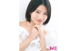 出口夏希、ピュアさ際立つオフショル姿「VOCE」3パターン表紙登場
