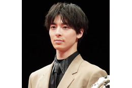 “ホークスファン”高杉真宙、始球式SHOTに「ビジュ良すぎ」「ユニフォーム似合ってます」の声