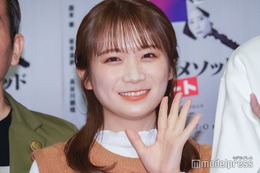 秋元真夏、ミニスカから色白美脚スラリ「ラインが美しい」「スタイル抜群」の声 画像