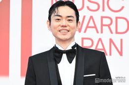 菅田将暉、タキシード姿で颯爽とレカペ締めくくり 国際音楽賞第1回目の司会に意気込みも【MUSIC AWARDS JAPAN】