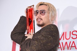 藤井 風「最優秀アルバム賞」受賞直後に取材応じる 様々なポージング披露【MUSIC AWARDS JAPAN】