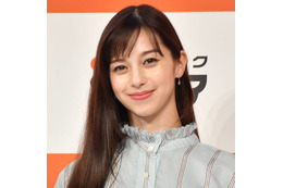 「美の塊」中条あやみ、ほっそりウエストが覗くホワイトコーデに絶賛の声「憧れのスタイルすぎる」