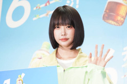 ano、爽やかなカジュアル衣装でイベントに登場！“フラフープチャレンジ”経て新垣結衣に尊敬のまなざし 画像