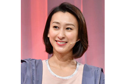浅田舞、美デコルテを大胆に見せたドレスSHOTにファン釘付け「セクシー」「オーラを感じます」 画像
