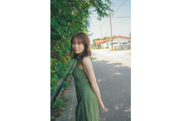 秋元真夏、“個人初”フォトブック決定 美ボディ際立つ水着姿＆大雪の露天風呂での撮影も【淡淡】 画像