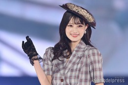 鶴嶋乃愛、タイトなミニ丈ワンピで美脚披露「スタイル良すぎ」「憧れのボディライン」と反響