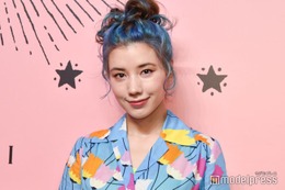 仲里依紗、ミニ丈から美脚スラリ 雰囲気一変の「プラダ」コーデが話題「新鮮」「さすがのスタイル」
