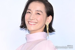 篠原ともえ、素肌輝くオフショル姿に絶賛の声 自作イヤリングもキラリ